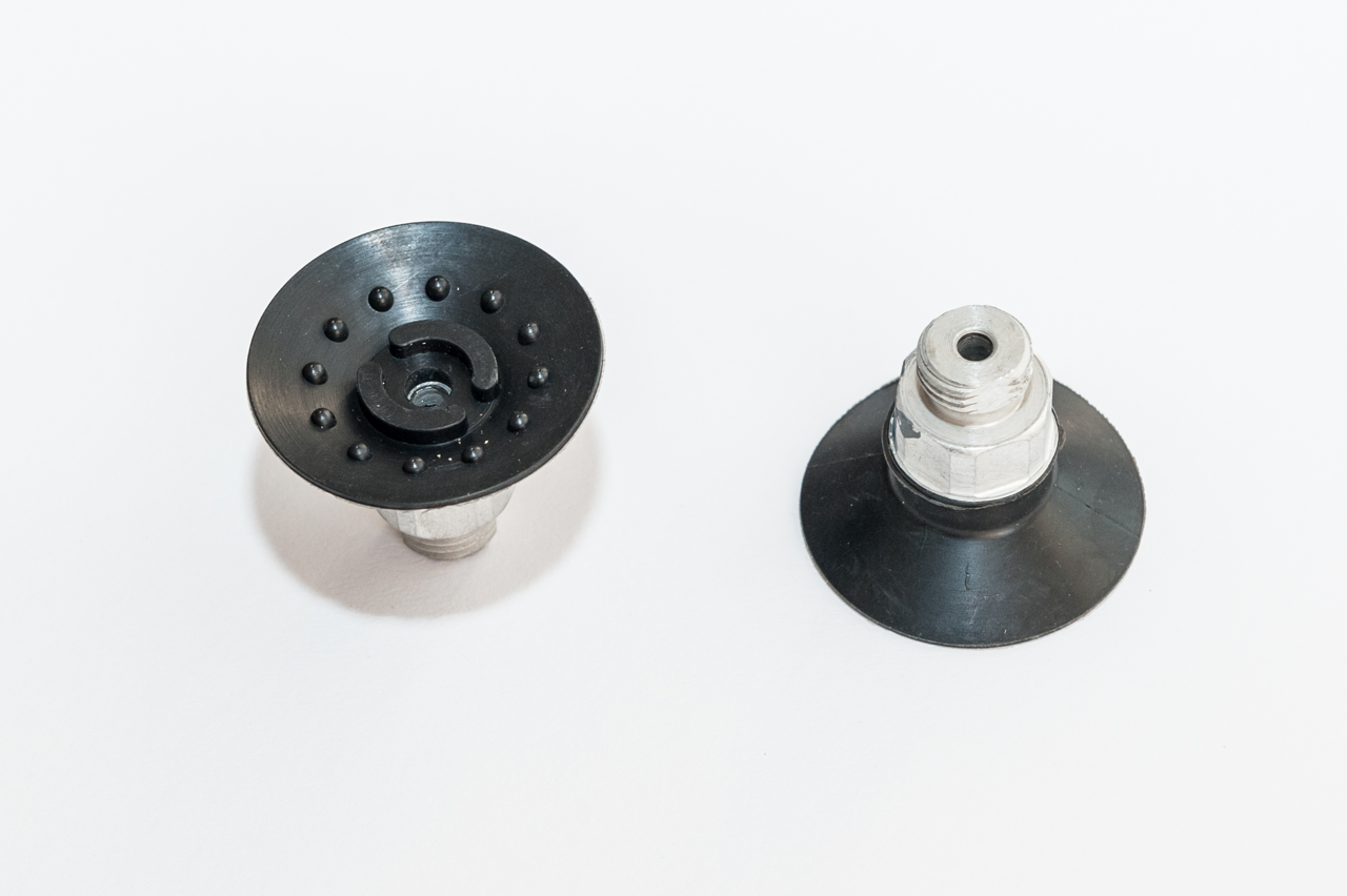Lapos vákuumkorong, D= 40 mm, Csatlakozó külső menet 1/4" vulkanizált, NBR fekete