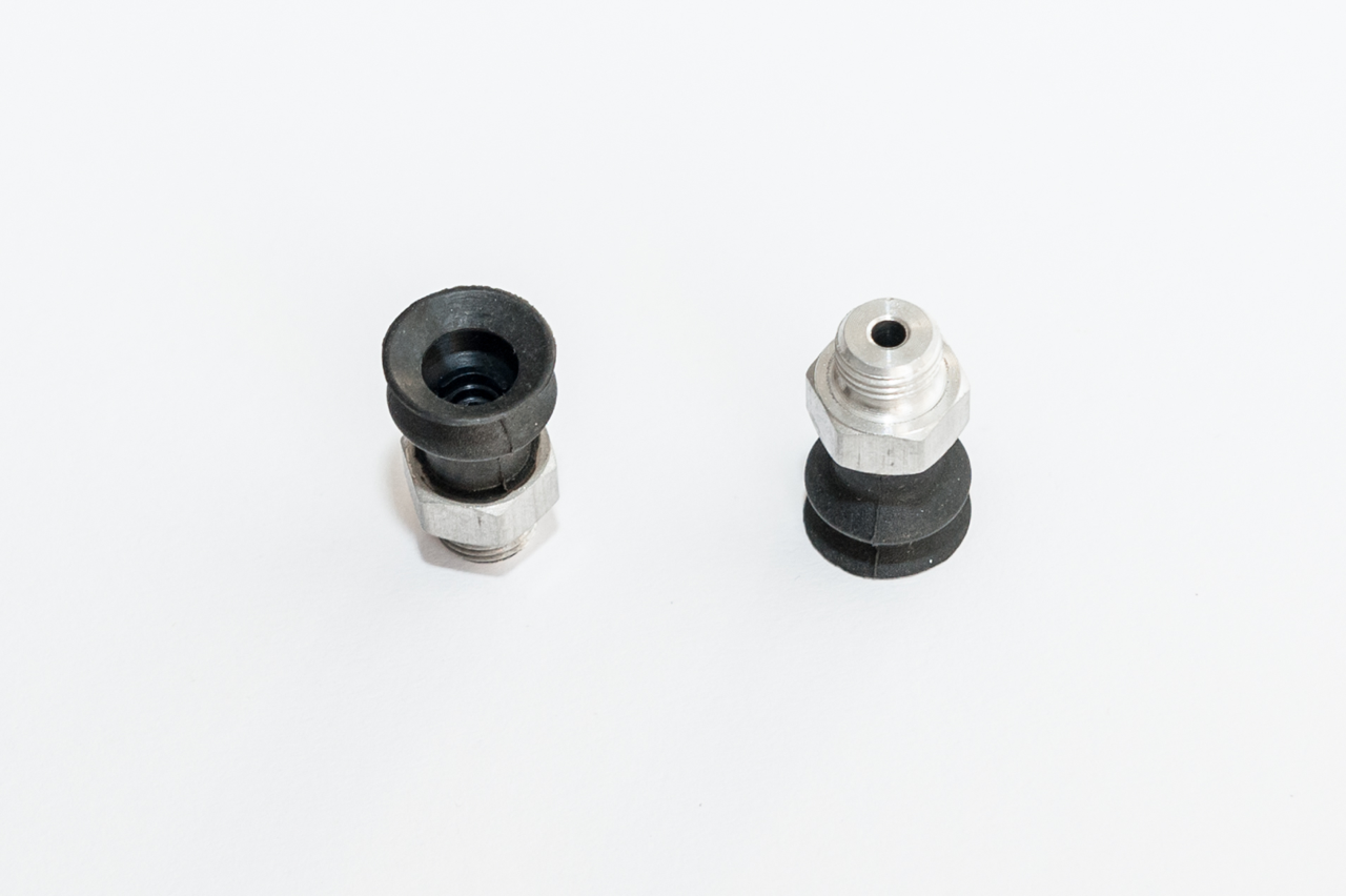 Harmonikás vákuumkorong, D= 15 mm, 1,5 redős, Integrált csatlakozó külső menet 1/8" vulkanizált, NBR fekete