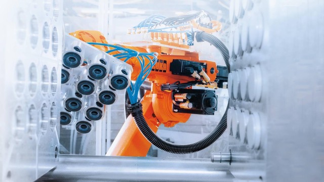 Robotkar fröccsöntőgépnél, vákuumkorongos megfogóval