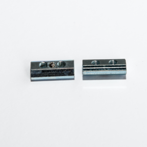 Horonyanya, univerzális, becsúsztatható, Hossz: 20 mm, Menet: 2 x M4 belső menet, távolság: 8 mm, Acél