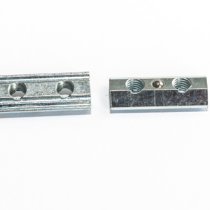 Horonyanya, univerzális, becsúsztatható, Hossz: 25 mm, Menet: 2 x M5 belső menet, távolság: 12 mm, Acél
