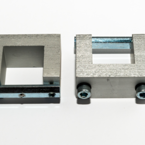 Négyszögletes összekötő 25 x 25 mm horonyanyákkal